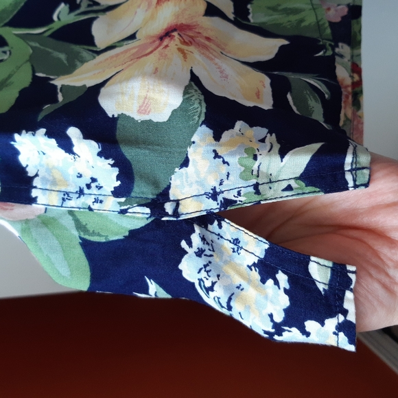🌺LIZ CLAIBORNE Floral Button Top - Picture 5 of 9